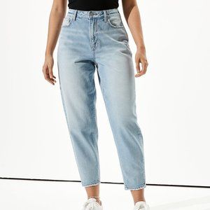 American Eagle Light Wash Relaxed Mom Jeans